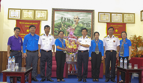 Dịp này, đại diện Đoàn đã tặng nhiều phần quà cho lãnh đạo Bộ Tư lệnh Vùng 5 Hải quân.